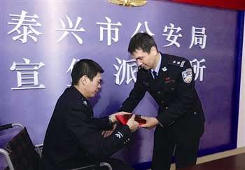 省公安廳政治部領導為王文建(左)頒發獎章和證書。童凱供圖