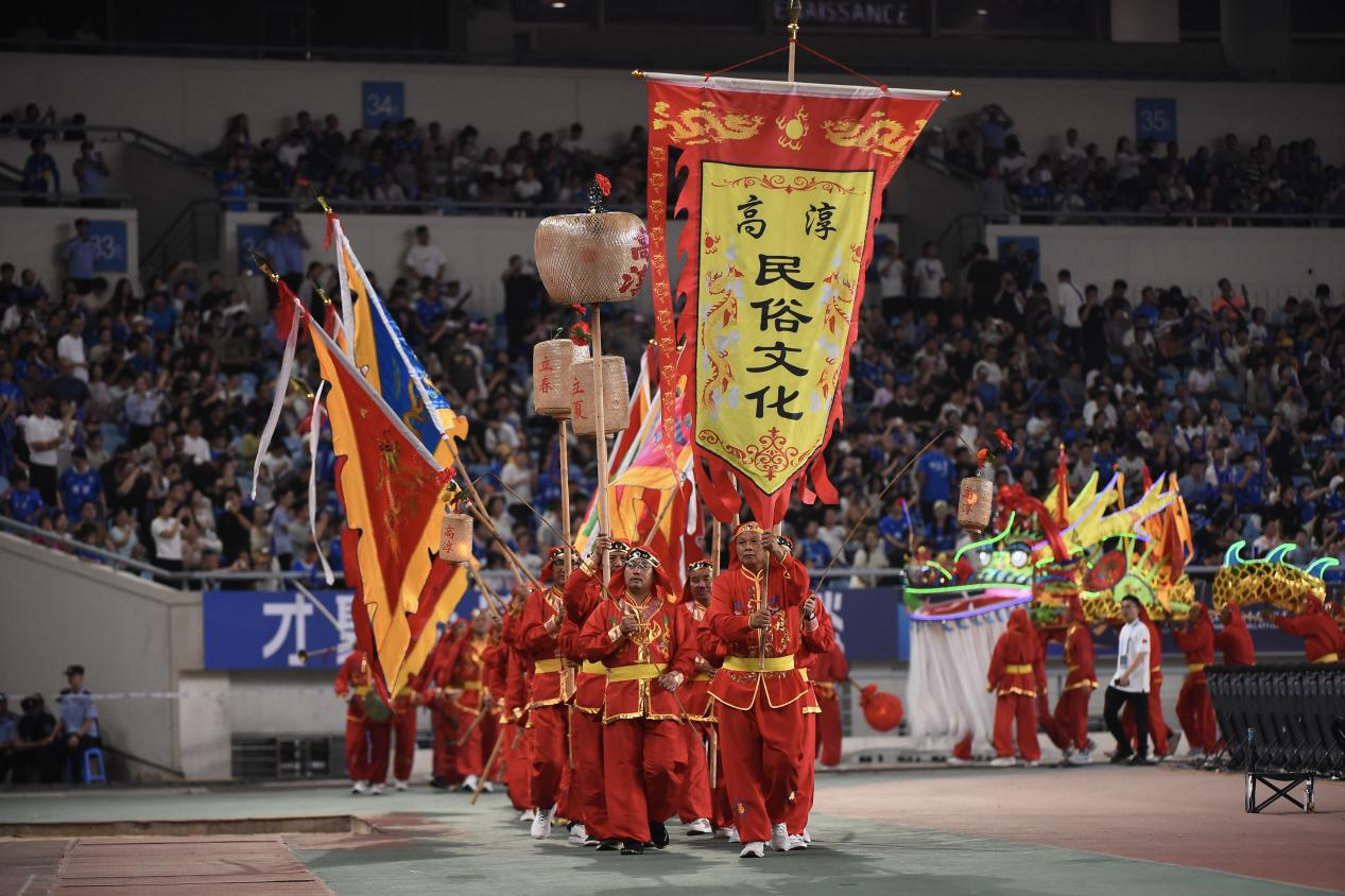 “蘇超”淘汰賽南京主場對陣連云港,賽前舉行當地民俗文化展演。劉建民攝