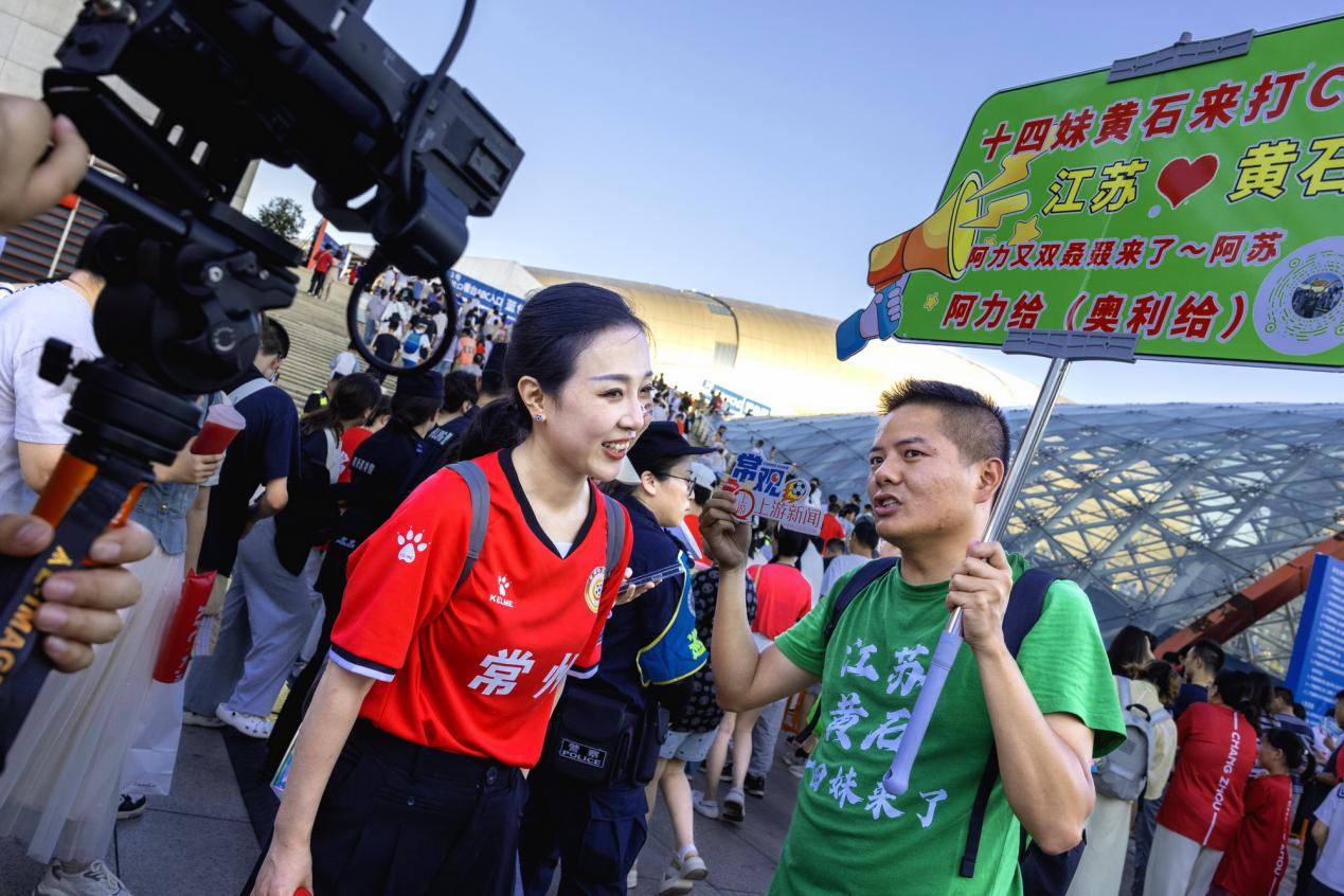 8月16日,常州主場對陣鎮江,來自湖北黃石的球迷來常州觀賽。沈立群攝